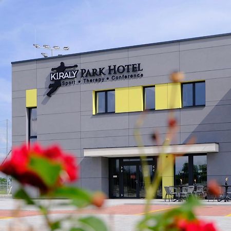 Kiraly Park Hotel Сомбатгей Екстер'єр фото