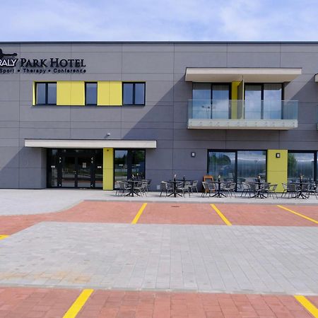 Kiraly Park Hotel Сомбатгей Екстер'єр фото