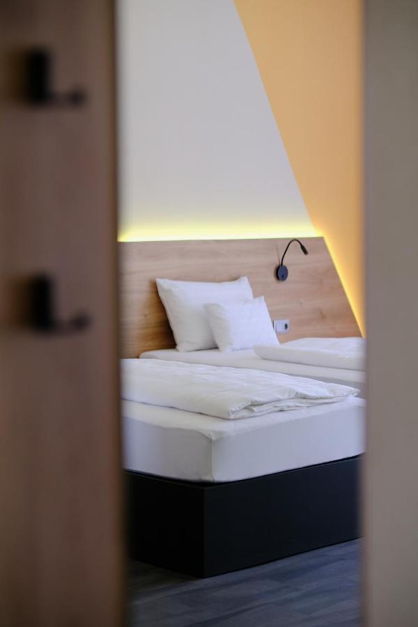 Kiraly Park Hotel Сомбатгей Екстер'єр фото