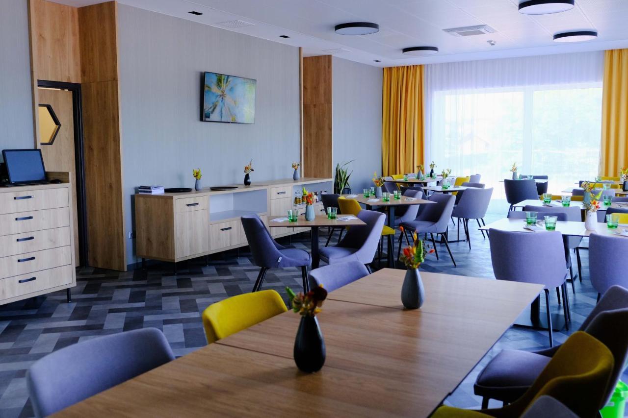 Kiraly Park Hotel Сомбатгей Екстер'єр фото