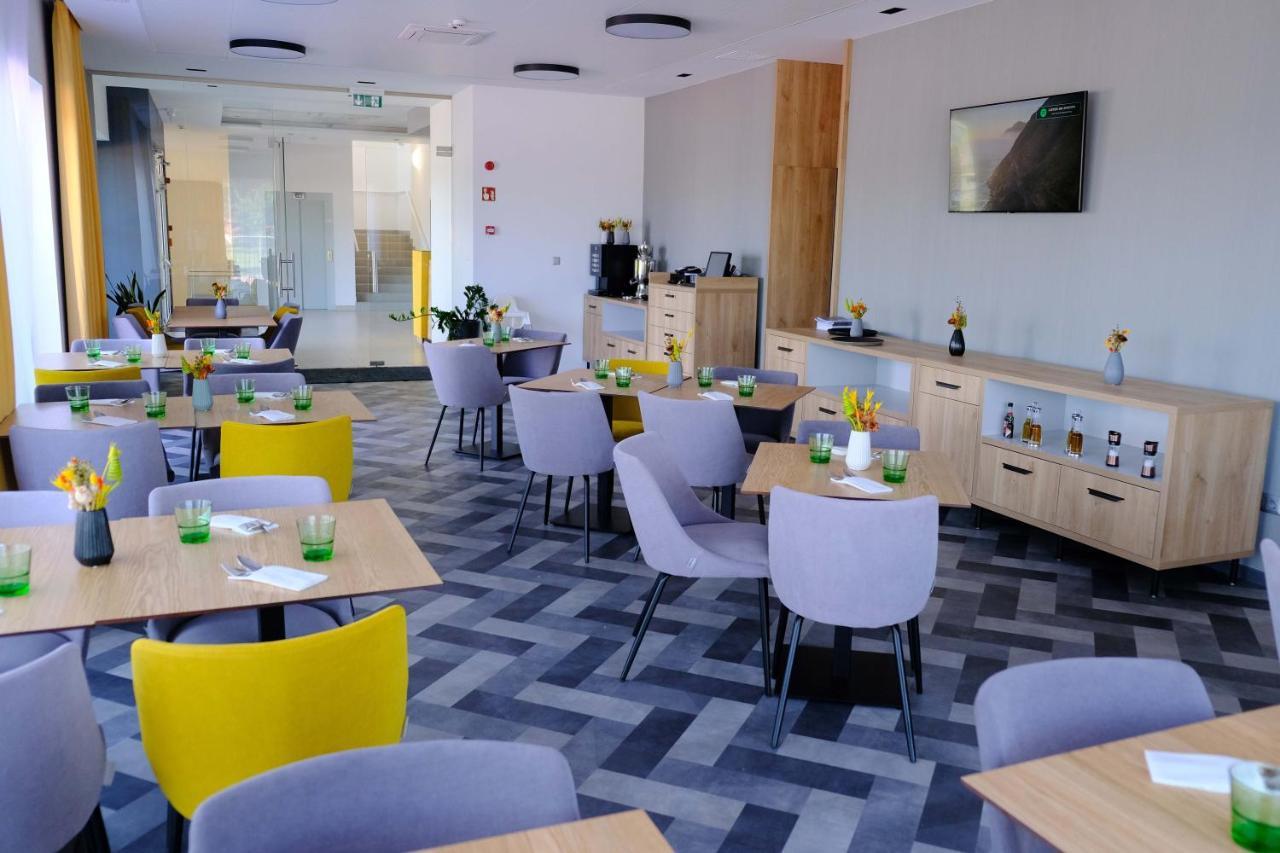 Kiraly Park Hotel Сомбатгей Екстер'єр фото