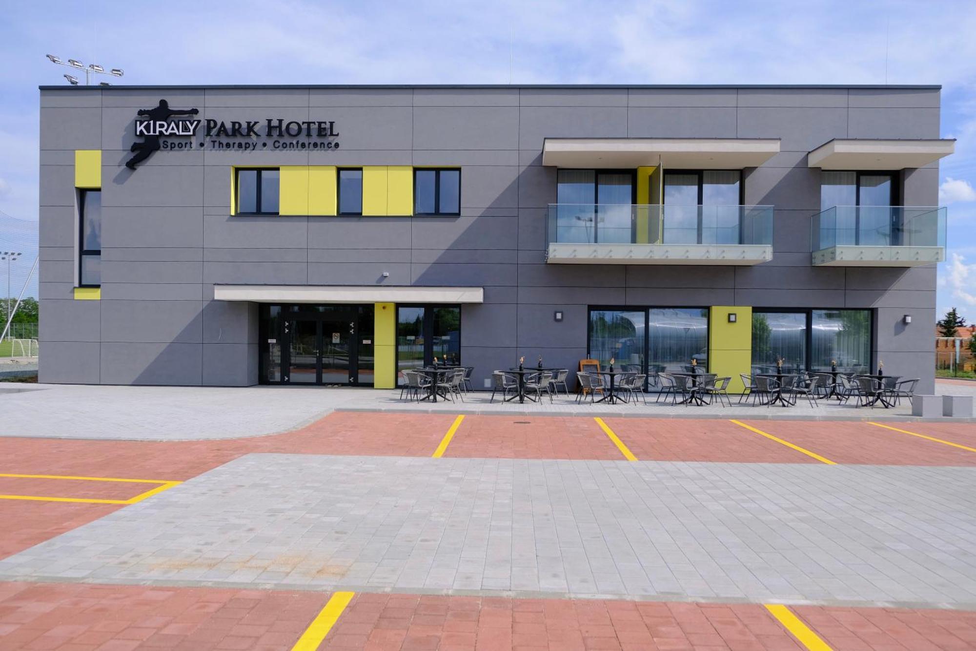Kiraly Park Hotel Сомбатгей Екстер'єр фото